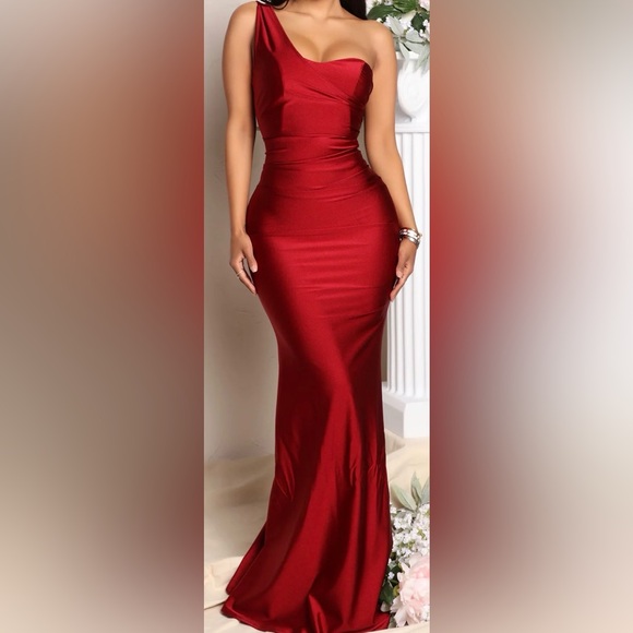Prom approaching soon!! Check out this Fashion Nova Burgundy Maxi Dress - Picture 3 of 4